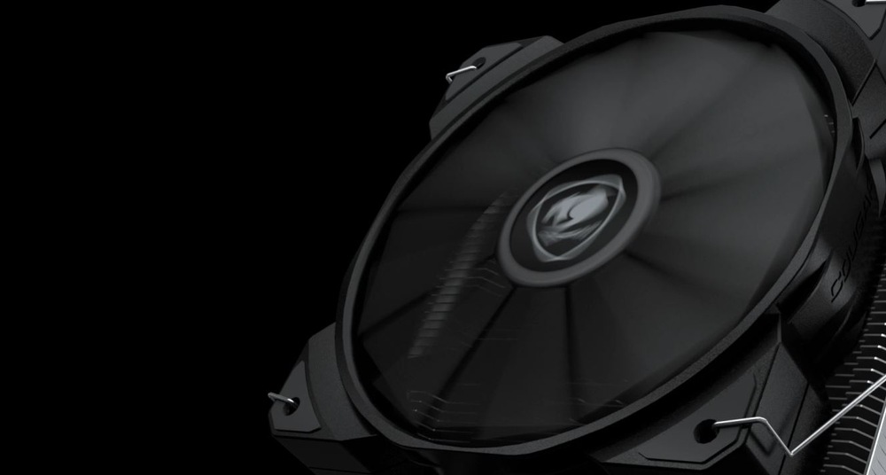 Detailný záber na počítačový ventilátor s elegantným kovovým designom na čiernom pozadí. Horný kryt je čiastočne zdvihnutý a odhaľuje textúrované detaily a skrutky. Nálada je technická a moderná.