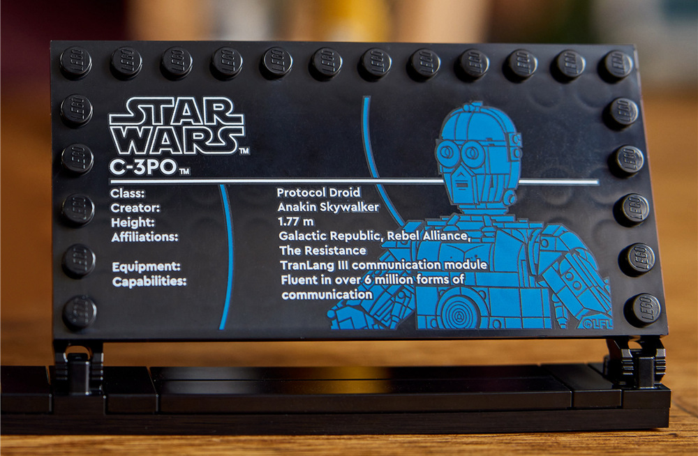 Stavebnica LEGO® Star Wars™ 75398 C-3PO™ Podstavec zdobí informačná ceduľka, priestor pre minifigúrku a kocka k 25. výročiu LEGO Star Wars