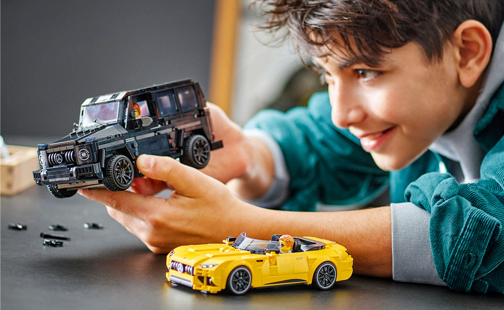 Stavebnica LEGO® Speed Champions 76924 Mercedes-AMG G 63 a Mercedes-AMG SL 63 Mercedes-AMG G 63 ako čierne SUV a Mercedes-AMG SL 63 ako žltý roadster predstavujú dva odlišné vozidlá.