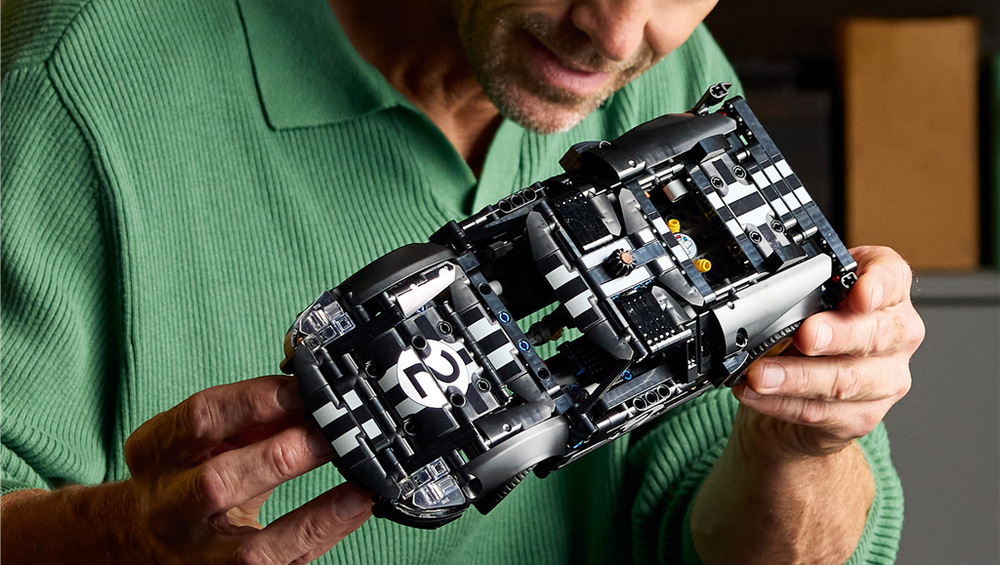 Stavebnica LEGO® Technic 42223 Závodní auto 1966 Ford GT40 MKII Funkčné riadenie, otváracie dvere a kapota s motorom V8 odhaľujú technické detaily historického závodného vozidla.