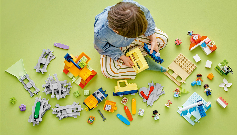 Stavebnica LEGO® DUPLO® 10428 Veľký interaktívny komunitný vláčik Figúrky, zvieratká a doplnky umožňujú deťom vymýšľať príbehy a pri hraní rozvíjať trpezlivosť aj tvorivosť.