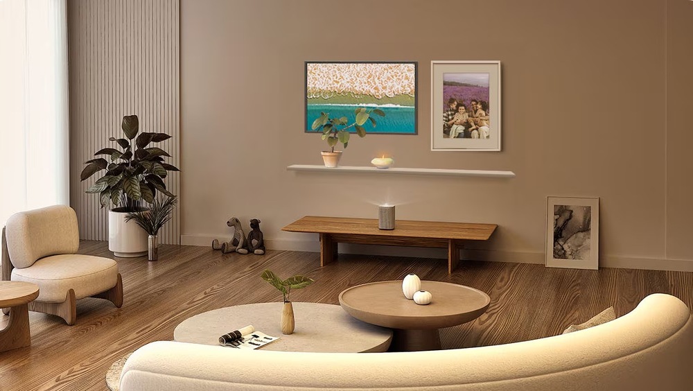 Laser TV Samsung SP-LPF5DSA Projektor The Premiere 5 premieta na stenu obývacej izby obrazy a poličku v rámci funkcie Custom Ambient