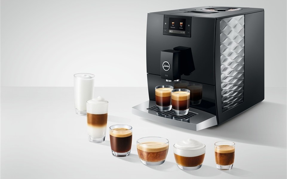 Automatický kávovar Jura C9 Piano Black čierny Automatický kávovar Jura C9 Piano Black chystá dva poháre kávy, pred kávovarom stojí šesť pohárov s rôznymi druhmi kávy