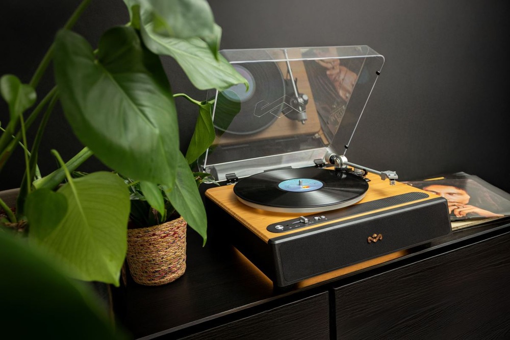 Gramofón Marley Soul Rebel čierny/hnedý Prenoska Audio-Technica AT3600L ponúka vyvážený zvuk a šetrné čítanie vinylových dosiek.