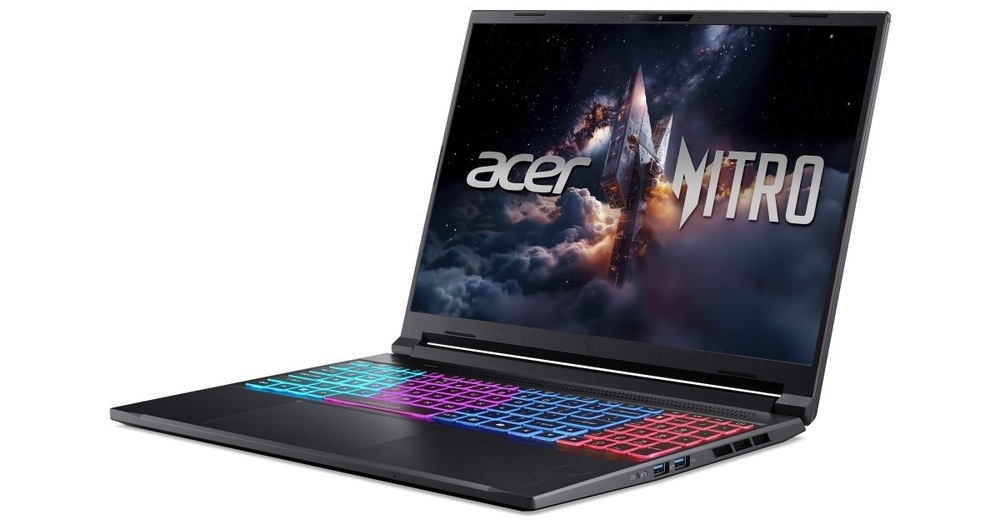 Notebook Acer Nitro V 16S (ANV16S-71-9375) čierny Otvorený a zapnutý notebook Acer Nitro V 16S (ANV16S-71-9375) otočený doľava