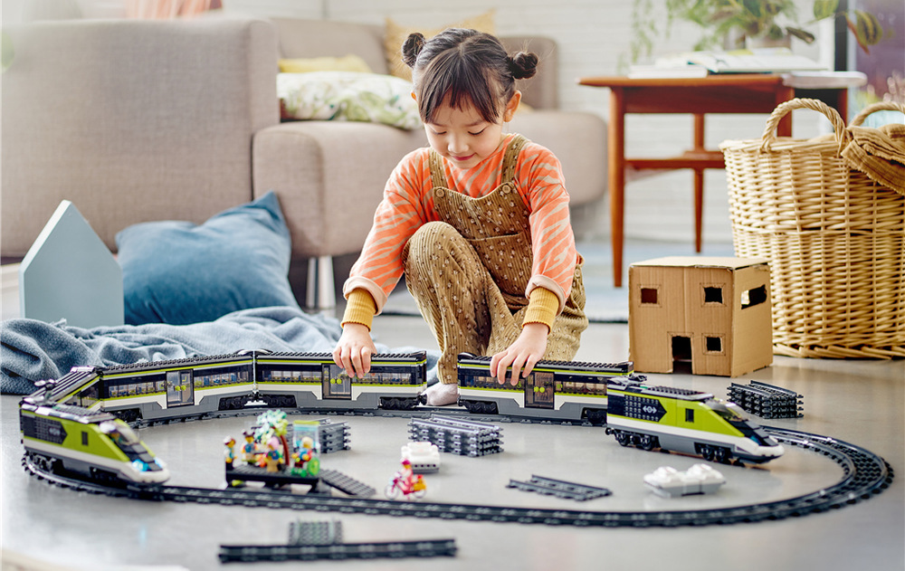 Stavebnica LEGO® City 60337 Expresní vláček Vlak meria 86 cm a vďaka 24 dielom koľají ponúka veľké koľajisko aj interaktívne digitálne ovládanie.