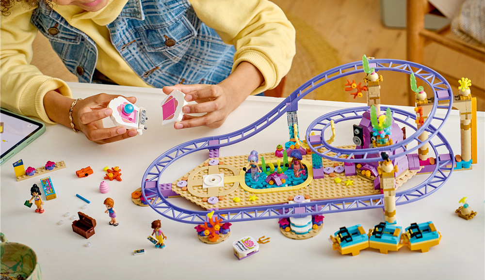 Stavebnica LEGO® Friends 42703 Jazda na horskej dráhe s morskými vílami Morské panny, pódium v tvare mušle, Autumn, Leo a Liann oživujú podmorský zábavný park.