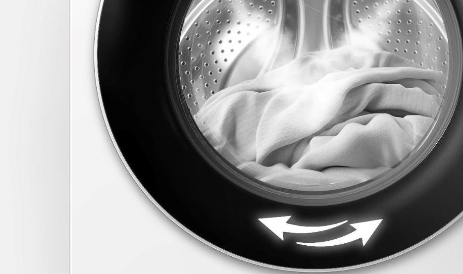 detail na bubon práčky hisense s parou. Sú tam vidieť aj šípky na obe strany, ktoré znázorňujem pohyb bubna.
