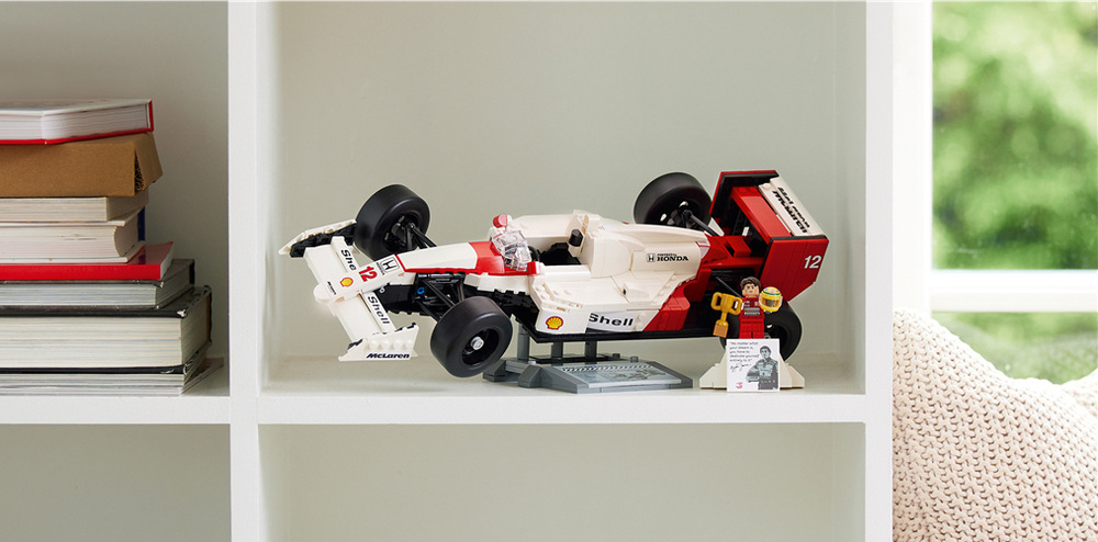 Stavebnica LEGO® Icons 10330 McLaren MP4/4 a Ayrton Senna Súčasťou stavebnice je minifigúrka Ayrtona Senny s vlastným podstavcom, fotografiou a jeho citátom.