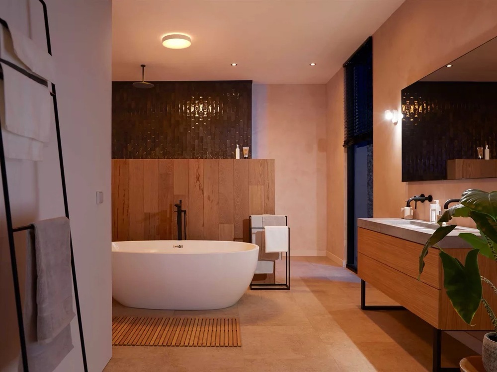 Moderné kúpeľňové stropné svietidlo Philips Hue Devere M s teplým bielym svetlom nad vaňou