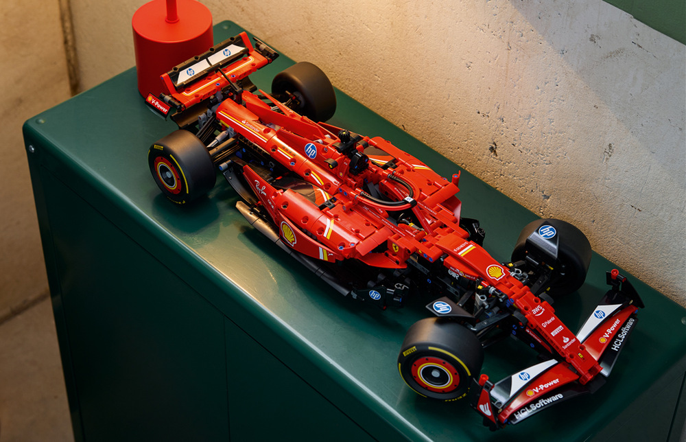 Stavebnica LEGO® Technic 42207 Auto Ferrari SF-24 F1 Stavanie Ferrari SF-24 odhaľuje prepracované mechanizmy a premieňa skladanie na kreatívnu technickú výzvu.