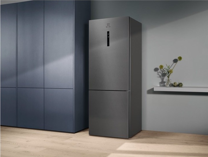 Chladnička s mrazničkou Electrolux Série 600 LNT6ME46X3 nerez Chladnička Electrolux LNT6ME46X3 600 TwinTech No Frost vedľa kuchynskej linky.