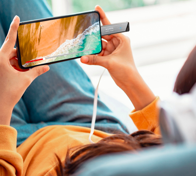 ADATA UE800 1TB pripojený k mobilnému telefónu pri prehrávaní videa z externej pamäte