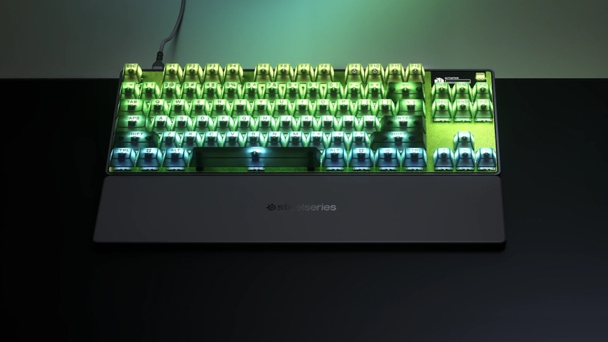 Klávesnica SteelSeries Apex Pro TKL Gen 3 Cyber - US čierna Apex Pro TKL Gen 3 Cyber so zeleno podsvietenými klávesmi a pripojenou opierkou zápästia