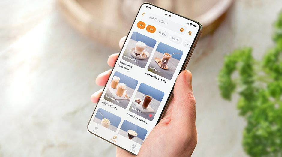 Žena drží v ruke smartfón s mobilnou aplikáciou HomeID