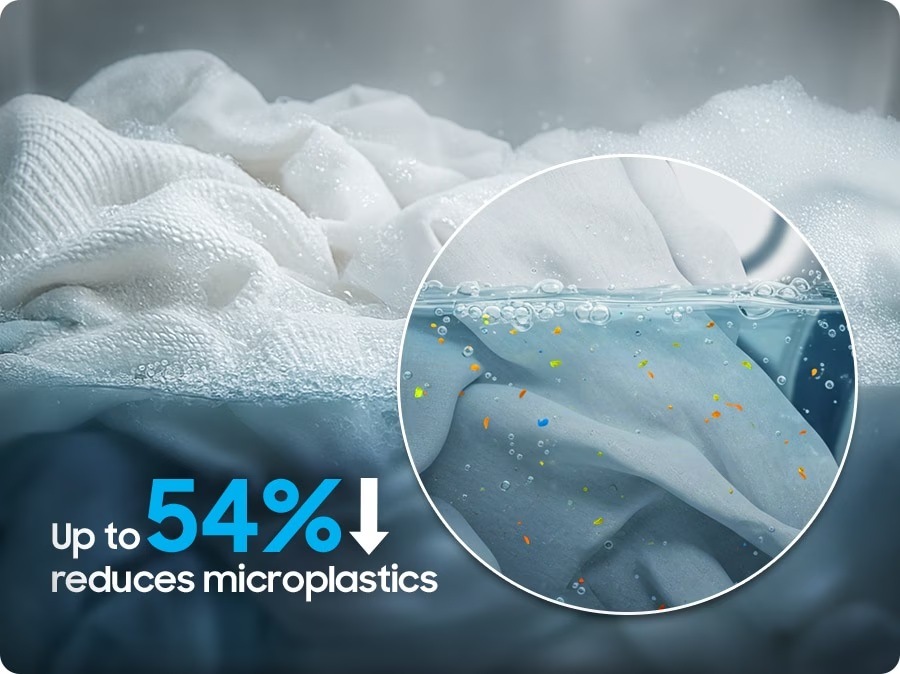 Práčka so sušičkou Samsung WD90HG5U34BBLE čierna Práčka so sušičkou Samsung WD90HG5U34BBLE bielizeň, z ktorej sa uvoľňujú mikroplasty znázorňujúce funkciu Less Microfiber