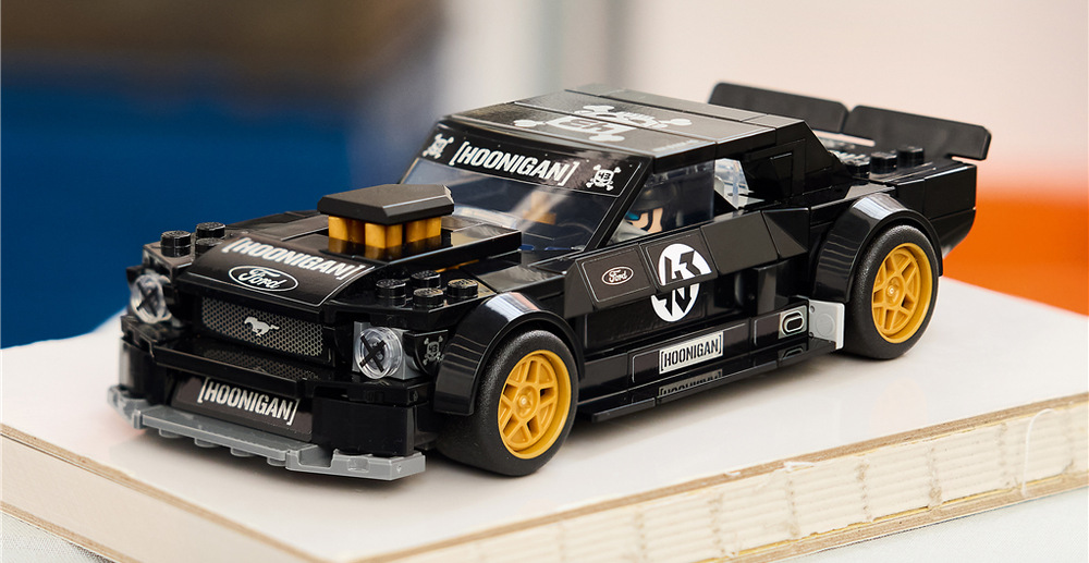 Mustang môžete po zostavení využiť na hranie aj vystaviť ako kompaktný zberateľský model pre fanúšikov áut.