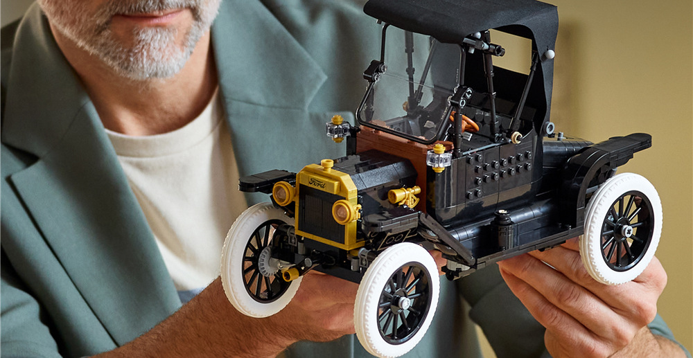 Stavebnica LEGO® Icons 11376 Ford Model T Skladacia strecha, sklopné čelné sklo, odklápacia kapota, funkčné riadenie aj otvárací kufor odhalia množstvo detailov.