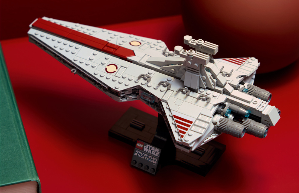 Stavebnica LEGO® Star Wars™ 75441 Útočný křižník třídy Venator Model LEGO zachytáva výraznú červenobielu siluetu útočného krížnika triedy Venator.