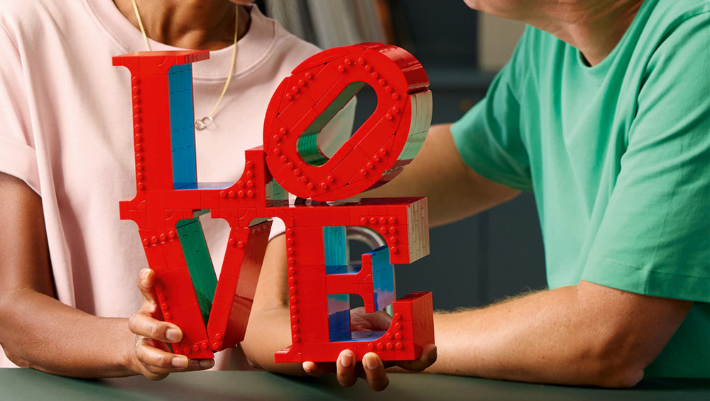 Model LEGO podľa ikonického symbolu LOVE od Roberta Indiany prevádza známe dielo do farebnej priestorovej dekorácie.