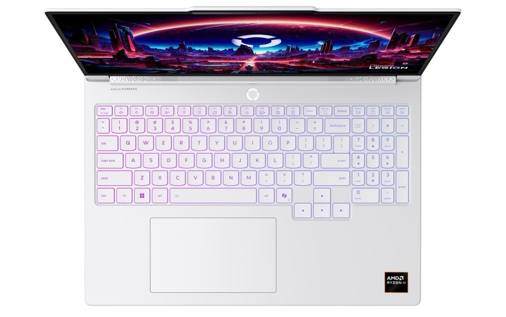 Notebook Lenovo Legion 7 16AGP11 + Xbox Game Pass Premium na 2 mesiace zadarmo biely Pohľad zhora na klávesnici herného notebooku Lenovo Legion 7 16AGP11