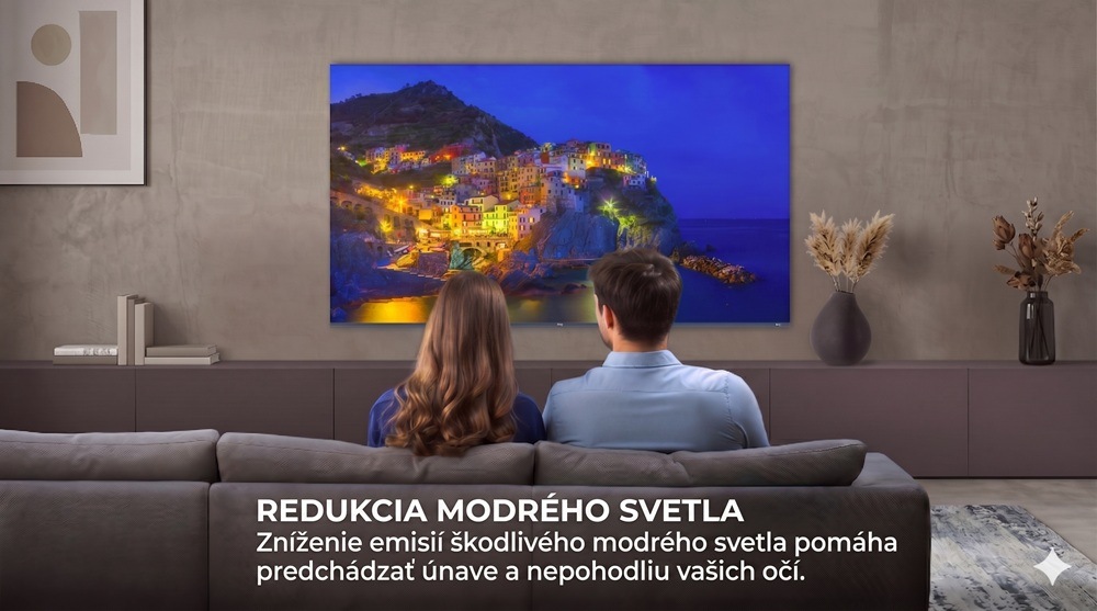 pár v obývačke hľadí na televíziu haier, kde sa premieta večerná scéna