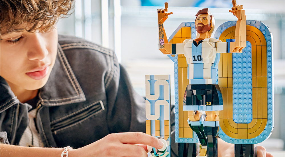 Stavebnica LEGO® Editions 43015 Lionel Messi – Futbalová legenda Messi vo víťaznej póze meria cez 27 cm a vďaka výraznému vzhľadu sa stane pútavou futbalovou dekoráciou do každej zbierky.