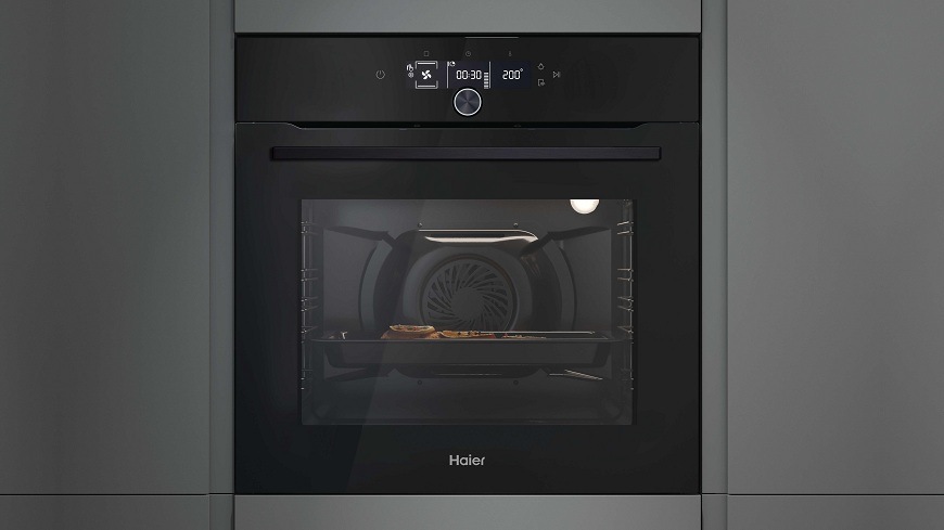 Rúra Haier HWO60SM2FK3BH čierna/sklo rúra haier HWO60SM2FK3BH zabudovaná v šedej stene