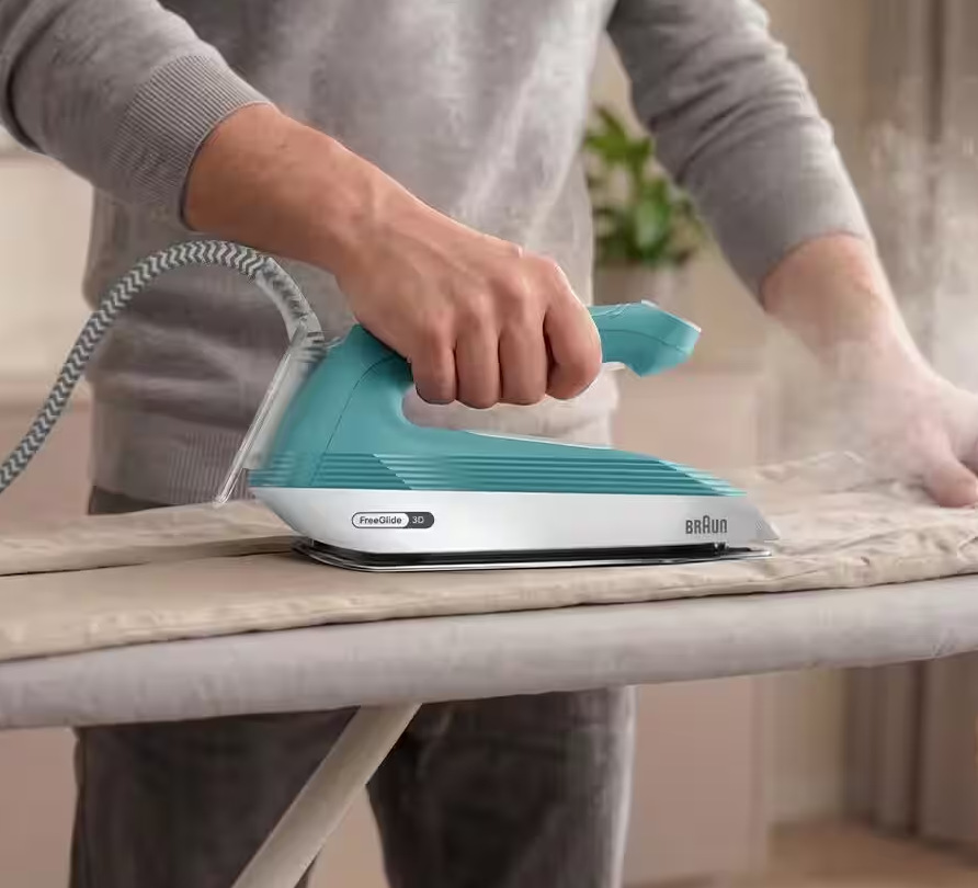 Žehliaci systém Braun Upstyle 2 IS2735.GR zelený Muž si žehlí nohavice parnou žehličkou Braun IS2735.GR Upstyle 2″ width=