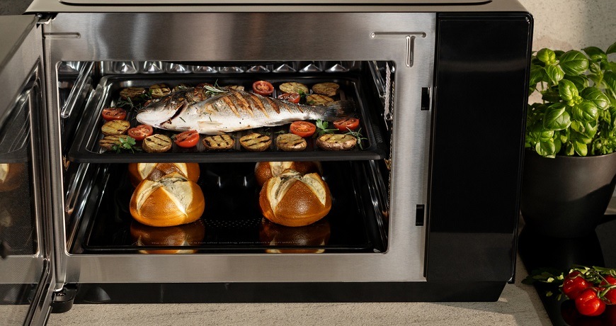 v rúre Hisense Speed Oven 7in1 sa pečú na dvoch poschodiach rôzne pokrmy pri inej teplote: hore je ryba, dole pečivo.