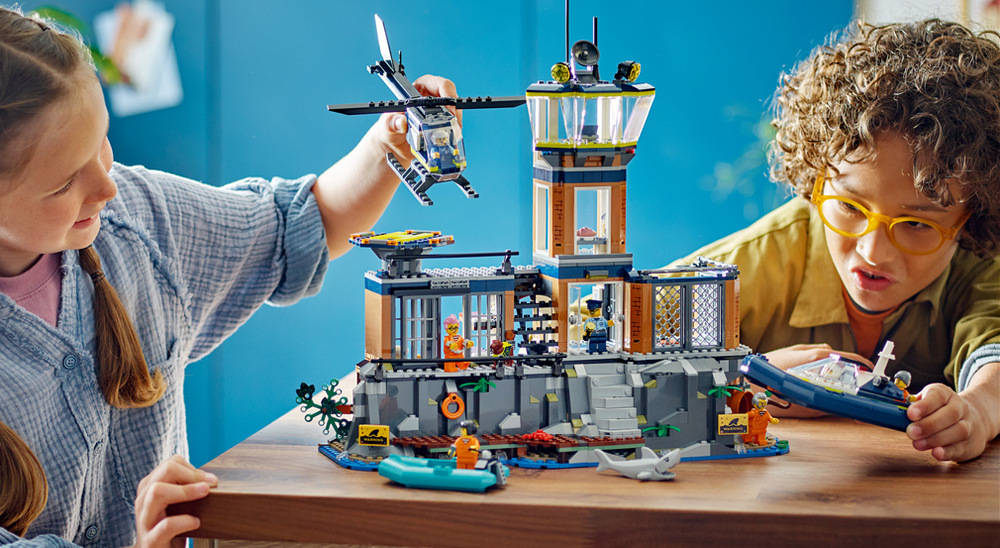 Stavebnica LEGO® City 60419 Policie a vězení na ostrově 980 kociek LEGO vytvorí veľký väzenský ostrov, ktorý dopĺňa QR kód, aplikácia LEGO Builder a ďalšie modely.