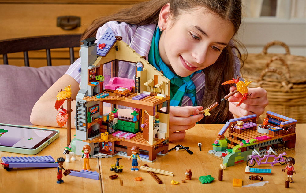 Stavebnica LEGO® Friends 42705 Útulná chata v jesennom lese Štyri minibábiky, pes a veverička pozývajú na lesné výpravy, fotografovanie zvierat i večerné opekanie marshmallow pri ohni.