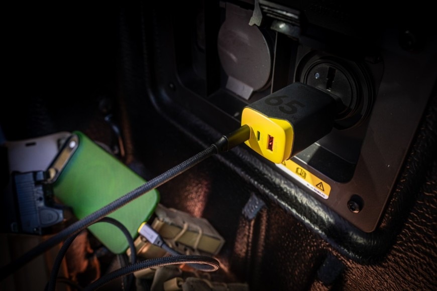 Nabíjačka do siete Tactical Minimi GaN s výkonom 65 W nabíja mobilný telefón