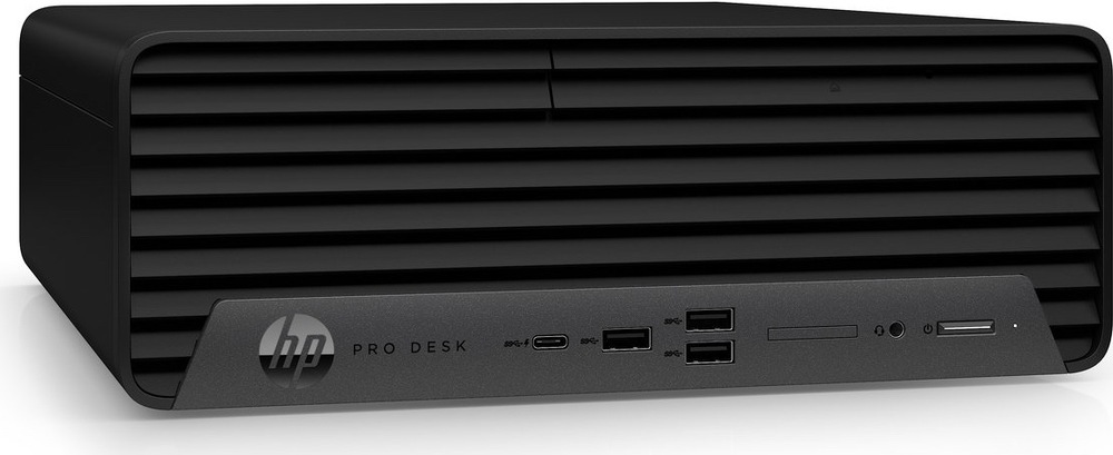 Stolný počítač HP Pro SFF 400 G9 čierny Na obrázku je kompaktný stolný počítač HP Pro SFF 400 G9 zachytený šikmo spredu. Má nízke čierne telo so zaoblenými rohmi a čelnú stranu tvorí široká mriežka s vodorovnými lamelami. V spodnej časti je šikmo zapustený panel s logom HP a nápisom ProDesk, ďalej s USB-C portom, tromi USB portami, úzkou čítačkou alebo slotom, audio konektorom, tlačidlom zapnutia a ďalším úzkym slotom vpravo.