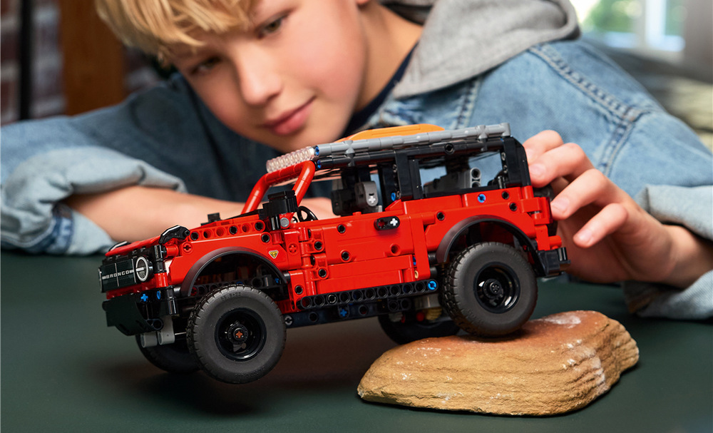 Stavebnica LEGO® Technic 42213 SUV Ford Bronco® Počas stavania deti spoznávajú, ako spolu jednotlivé časti vozidla súvisia, a odhaľujú základy automobilovej techniky.