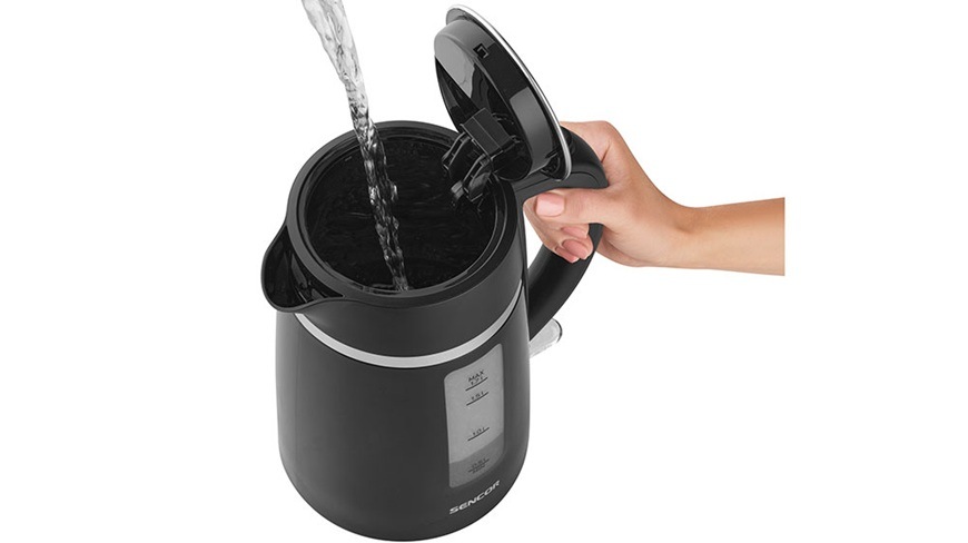 Rýchlovarná kanvica Sencor SWK 2710BK, 1,7 l čierna Vrchný pohľad na rýchlovarnú kanvicu Sencor SWK 2710BK, ktorú žena drží jednou rukou. Veko je otvorené a nalieva sa dovnútra voda.