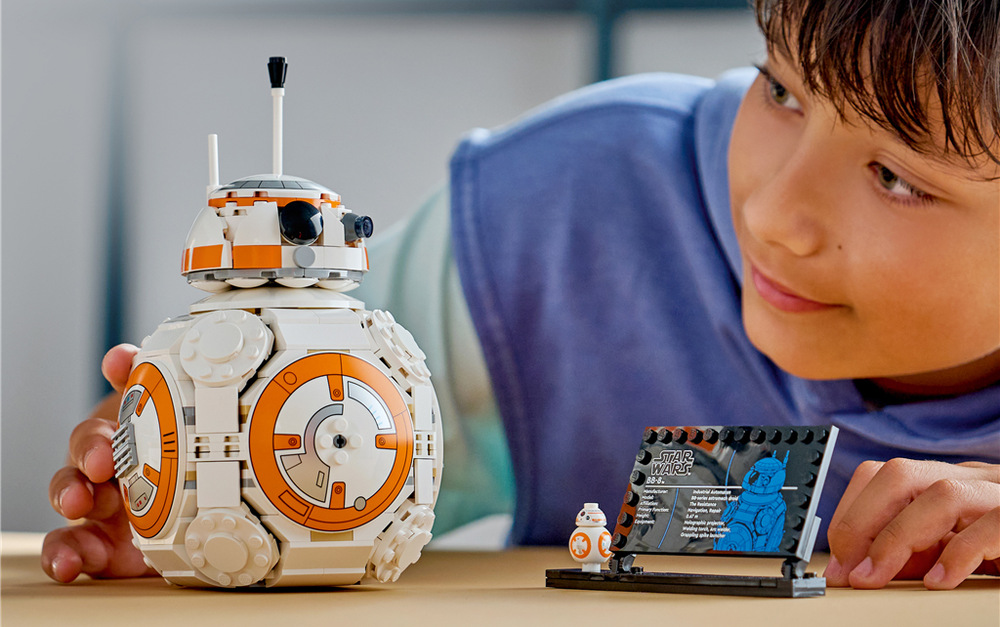 Stavebnica LEGO® Star Wars™ 75452 Astromechanický droid BB-8™ Pohybujte BB-8 po rovnom povrchu a jeho hlava sa automaticky začne otáčať rôznymi smermi.