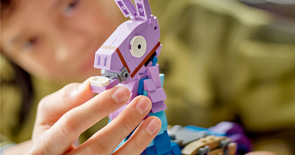 Supply Llama z Fortnite si môžete zostaviť z kociek LEGO a vďaka farebnému dizajnu pripomína hernú predlohu.
