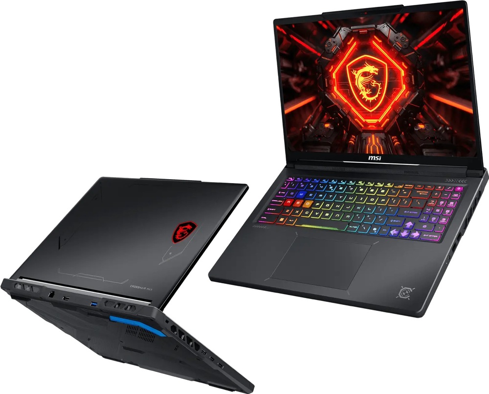Notebook MSI Crosshair 16 Max HX E2WGXK-056CZ čierny Otvorený notebook ukazuje displej s červeným znakom MSI a viacfarebne podsvietenú klávesnicu, druhý pohľad zachytáva zadnú stranu a spodnú časť šasi s konektormi a vetracími otvormi