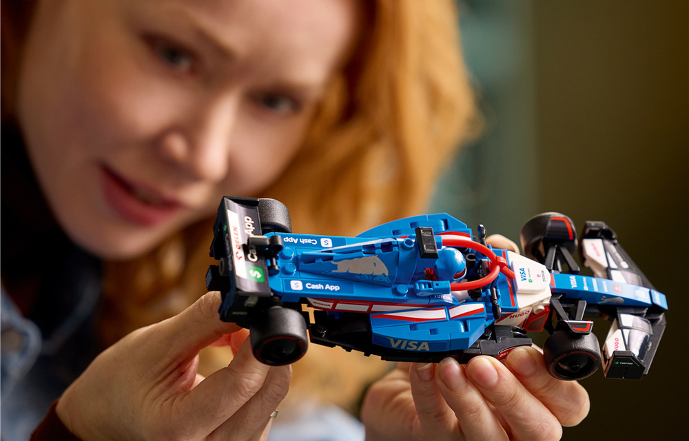 Stavebnica LEGO® Speed Champions 77246 Závodní auto Visa Cash App RB VCARB 01 F1® Model LEGO RB VCARB 01 verne zachytáva dizajn monopostu z roku 2024 vrátane svätožiare, polepov a pneumatík Pirelli.