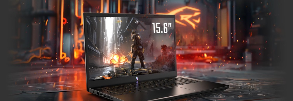 Elegantný notebook má živý 15,6-palcový displej, na ktorom sa zobrazuje futuristická herná scéna s vojakom. Prostredie je dynamické a energické, s jasne oranžovými akcentmi.