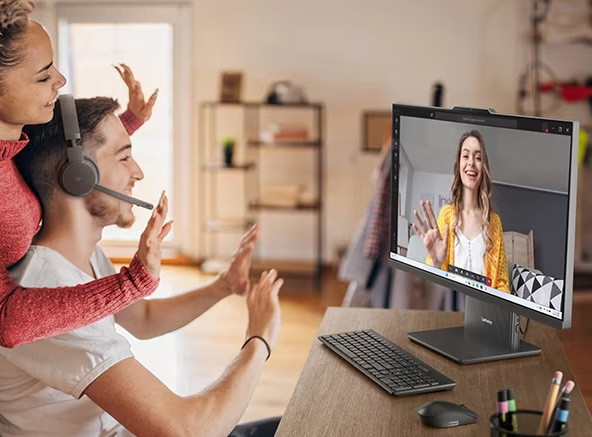 Žena s mužom telefonujú cez počítač All In One Lenovo IdeaCentre 24ARR9 23.8"