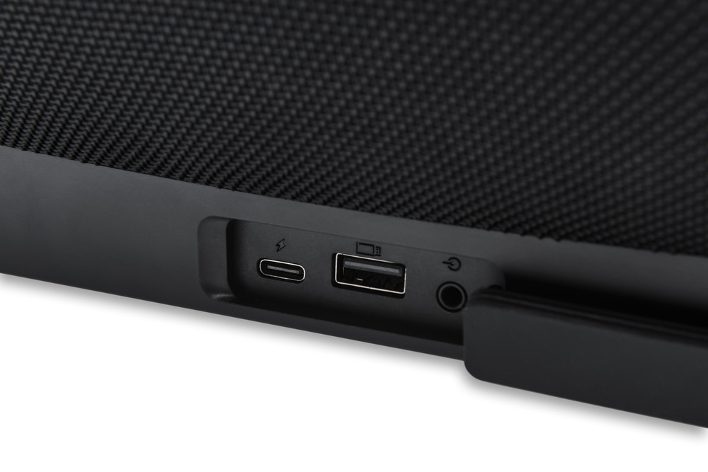 Detail konektorov USB, USB-C a AUX s gumovou krytkou reproduktora JVC XS-E834B