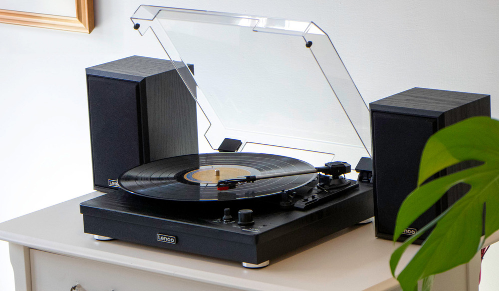 Gramofón Lenco LS-100BK čierny Gramofón Lenco LS-100BK zvládne prehrať dosky rýchlosťou 33, 45 aj 78 rpm