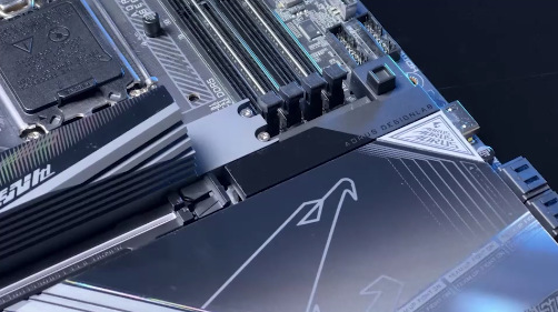 Gigabyte Z890 EAGLE WIFI7 je pripravená na výkonné grafické karty vďaka zosilnenému slotu PCIe 5.0″ width=