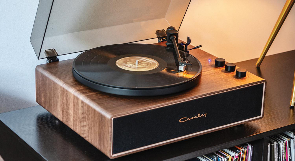 Gramofón Crosley Stave hnedý Ihla NP5 poskytuje detailný, vyvážený zvuk s dôrazom na jemné nuansy nahrávok a vokálov.