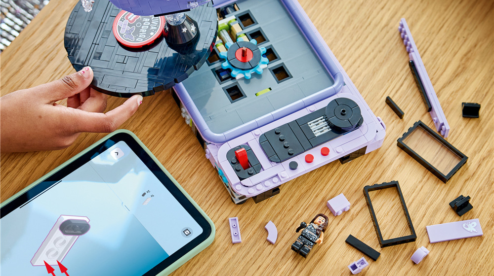 Stavebnica LEGO® Editions 43029 Olivia Rodrigo: Koncert za mesačného svitu Tajná zásuvka pojme drobnosti a držiak vystaví vlastné fotografie alebo vstupenky na koncert.