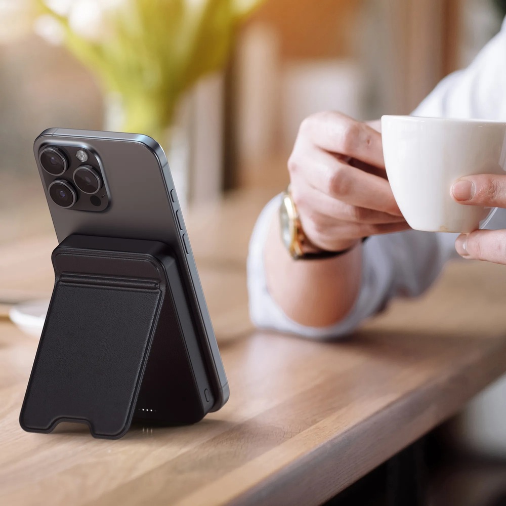 Powerbank Satechi Qi2 10000 mAh čierny Powerbanka Satechi má integrovaný stojan