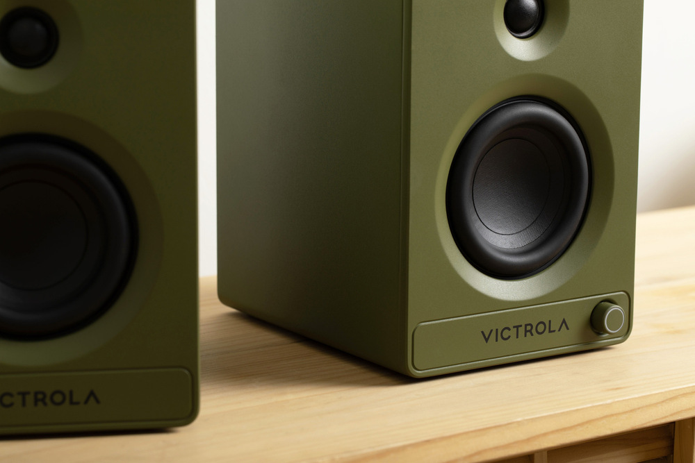 Reproduktory Victrola VPS-400 Tempo (2 ks) zelený Detail reproduktorov Victrola stojaci na stole