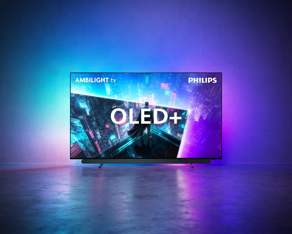 Televízia Philips OLED+ 911 v miestnosti s farebnou žiarou Ambilight na okolitej stene.